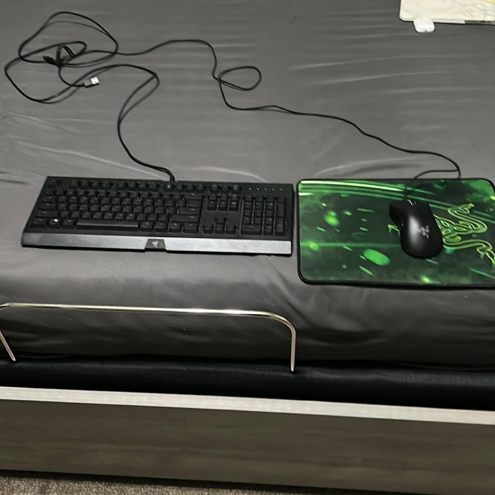 Razor wired keyboard and mouse with a mouse pad, multi color way